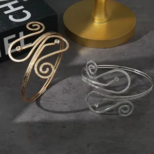 Metalene armband manchet met kristal accent, strak open design voor dames sieraden.