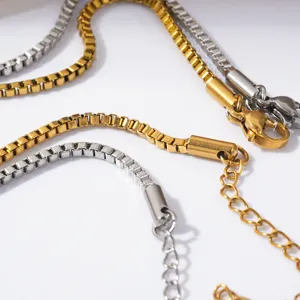 Detailfoto van roestvrijstalen vierkante ketting met gouden en zilveren afwerkingen en sluiting.