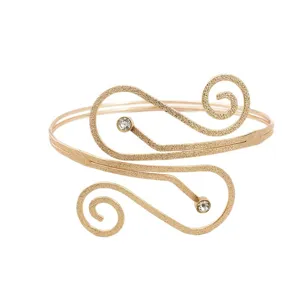 Goudkleurige open bovenarm armband manchet met elegante bochtige rondingen en sprankelende stenen.