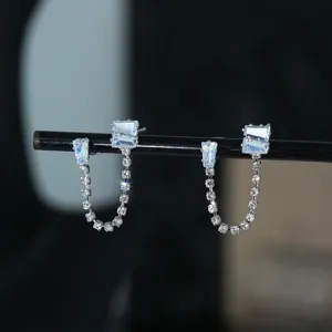Gedetailleerd overzicht van dubbele oorbellen met strass-steentjes en sprankelende zirkoon.