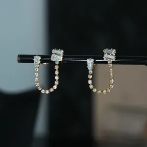 Detail van elegante vergulde strass-ketting oorhangers, sprankelende zirkonia sieraden.