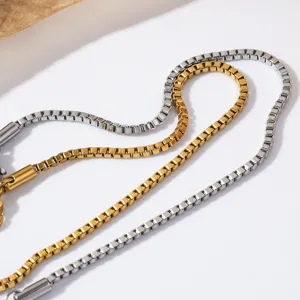 Mooie detailopname van delicate roestvrijstalen vierkante kettingen in goud en zilver.