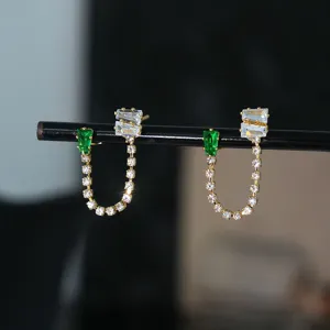 Prachtige vergulde ketting oorbellen met sprankelende witte en groene zirkonia stenen.