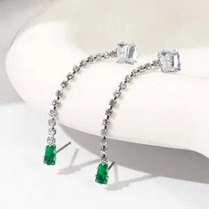 Elegante lange kristallen kwast oorhanger met groene zirkoniaste S, detailweergave.