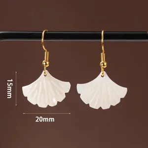 Ginkgo blad witte schelp oorbellen, minimalistische mode sieraden, elegante zomer accessoires.