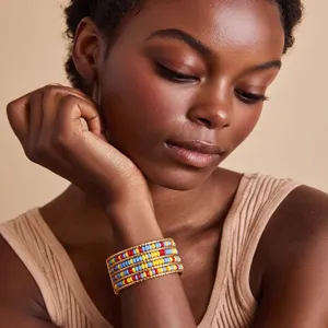 Close-up van een kleurrijke kralen armband met meerdere lagen om de pols, boheemse stijl.