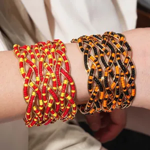 Detailopname van prachtige meerlagige geweven rocailles kraal brede manchet armbanden.