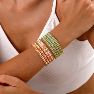 Boheemse stijl meervoudige kralen armband detail, kleurrijk polssieraad accessoire.