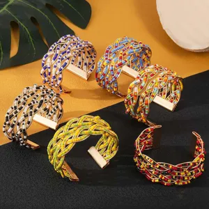 Boheemse rocailles kruis open manchet armband detail, kleurrijke gevlochten sieraden.