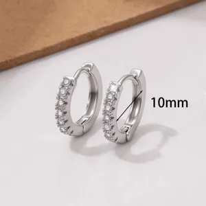 Kleine 10mm zilveren zirkonia huggie creolen oorbellen voor dames, minimalistische sieraden.