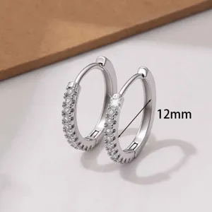 Kleine koperen creolen bezet met zirkonia stenen, detailweergave, 12mm oorbellen.