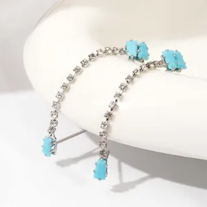 Detailfoto van lange strass kwast oorbellen met blauwe stenen, elegant vrouwelijk sieradenontwerp.