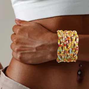 Detailgezicht van een brede handgemaakte multi-laags kralenarmband gedragen om de arm.