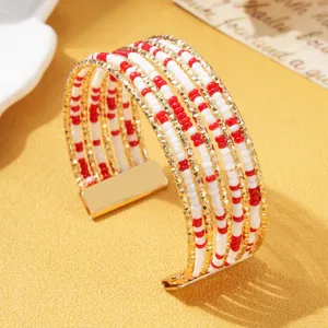 Bohemien multi-laagse kralen manchet armband, rood-witte kralen met gouden lijst.