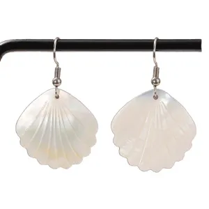 Chique witte schelp waaier oorbellen voor de zomer, stijlvolle hangende sieraden dames.