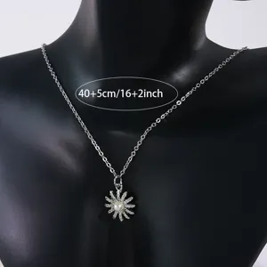 Zilveren sleutelbeenketting met zonnopjes-hanger voor dames, elegant en stijlvol.
