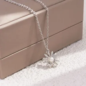 Zilveren margriet parel hanger ketting elegante sleutelbeen ketting minimalistische sieraden.