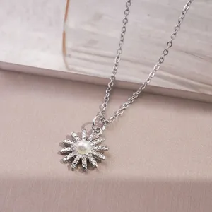 Close-up detail van de mooie zilveren strass parel bloem hanger ketting, elegant.