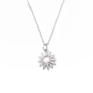Zilveren zonnebloem hanger ketting met centrale parel en sprankelende strass stenen.