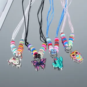Kleurrijke handgemaakte kleikralen kettingen met schattige tekenfilm hangers voor kids.