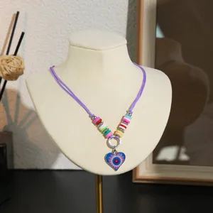 Kinderen handgemaakte polymeer klei hart ketting verstelbare sieraden detail weergave.