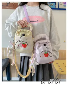 Leuke ruitjes emmertas met aardbeienborduursel en lief canvas studentenstijlontwerp.