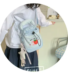 Blauwe geruite schoudertas met schattig aardbei borduurwerk, casual canvas bucket bag.