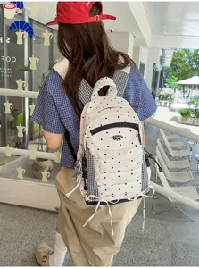 Japanse stijl polkadot rugzak met geruite bandjes en gekreukt design voor dagelijks.