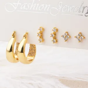 Prachtige vergulde zirconia oorbellen set met chique creolen en delicate oorknopjes.