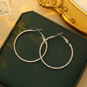 Zilveren getextureerde creoolse oorbellen voor dames, modieuze statement sieraden.