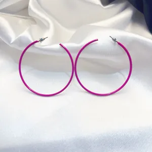 Grote roze metalen creolen oorbellen met emaille afwerking, stijlvolle dames sieraden.