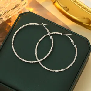 Gestructureerde zilveren creolen voor dames, stijlvolle statement mode sieraden.