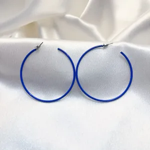 Blauwe metalen creolen oorbellen, minimalistisch groot rond ontwerp met emaille afwerking.