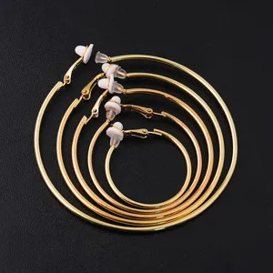 Vergulde grote creolen oren ringen set met verschillende maten eenvoudige ringen.