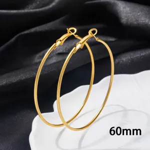 Grote gouden roestvrijstalen creolen oorbellen, 60 mm diameter met handige veersluiting.