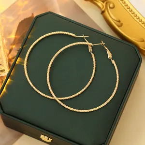 Gouden gestructureerde grote creolen voor dames, prachtige mode sieraden voor dagelijks.
