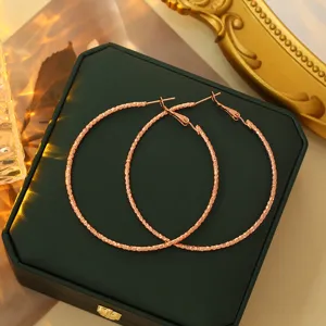 Elegante grote oorbellen met textuur in roségoud, modieuze sieraden voor stijlvolle dames dagelijks.