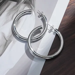 Dikke zilveren créoles voor vrouwen, minimalistische gepolijste metalen ronde oorbellen detail.