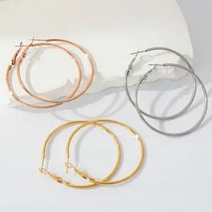 Klassieke minimalistische oversized metalen oorbellen set in goud, zilver en roségoud.