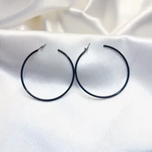 Elegante grote zwarte creolen oorbellen met gladde afwerking, perfect voor dagelijkse mode looks.
