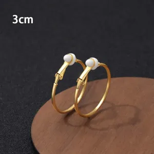 Vergulde grote creolen detailopname, minimalistische stijl geometrische ronde oorbellen 3cm.