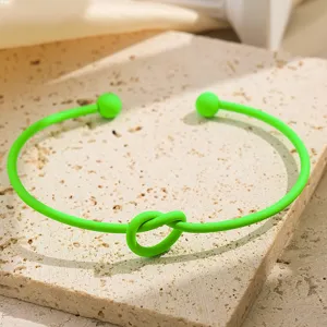 Neon groene open armband met knoopontwerp, stijlvolle modieuze sieraden voor vrouwen.