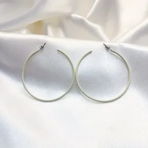 Elegante minimalistische metalen creolen oorbellen met gladde lakafwerking voor elke stijl.