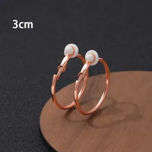 Roségouden hoop clip oorbellen detailweergave, 3cm maat elegante minimalistische oorbellen.