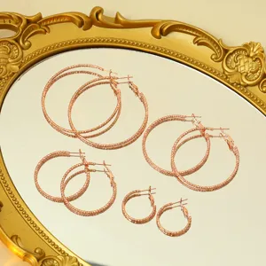 Modieuze roségouden creolen set voor dames, chic in reliëf gemaakte ronde sieraden voor dagelijks.