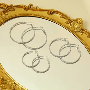 Modieuze strass creolen oorbellen set voor dames, glanzende grote zilveren cirkel sieraden.