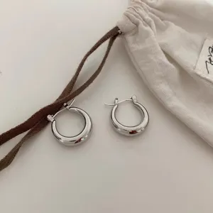 Minimalistische zilveren dikke C-vormige oorbellen, elegant geometrisch ontwerp voor dagelijks gebruik.