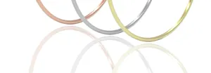 Gedetailleerd overzicht van grote metalen creolen in diverse metallic afwerkingen, mooi.