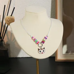 Leuke cartoon kat hanger ketting met kleurrijke kleikralen en verstelbaar koord voor kinderen.