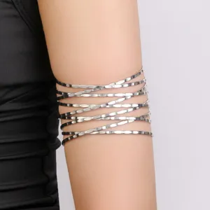 Detailopname van de meerstrengs zilverkleurige metalen armband die prachtig om de arm zit.